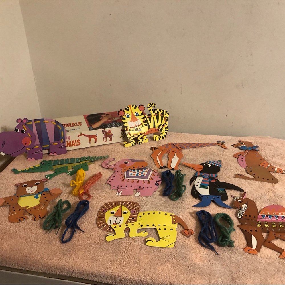 Vintage 1967 Whitman Sew Animals #4798 Complete With Plastic Tipped Yarn Laces